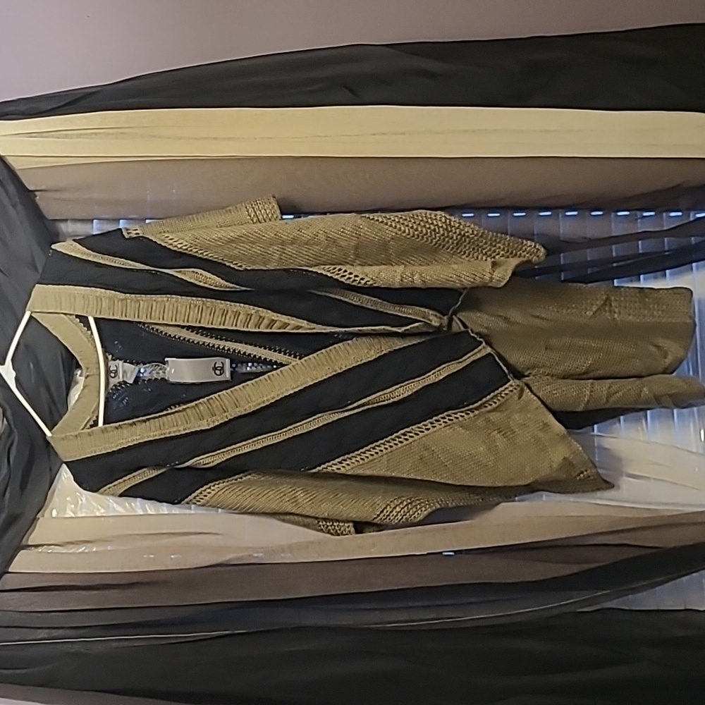 Queen Collection Green and black wrap sweater